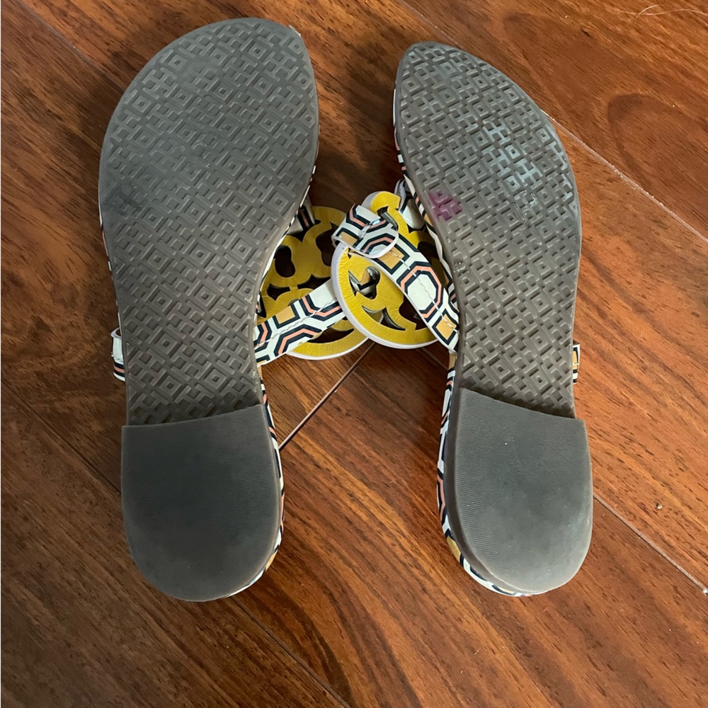 Tory Burch Miller Geometric Printed Patent Leather Sandals Size 6.5 - Picture 2 of 3